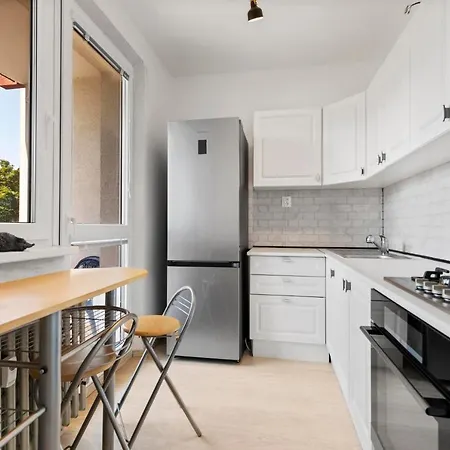 20 Minutes From Center W Netflix, Coffee Or Tea & Parking Apartment Pressburg