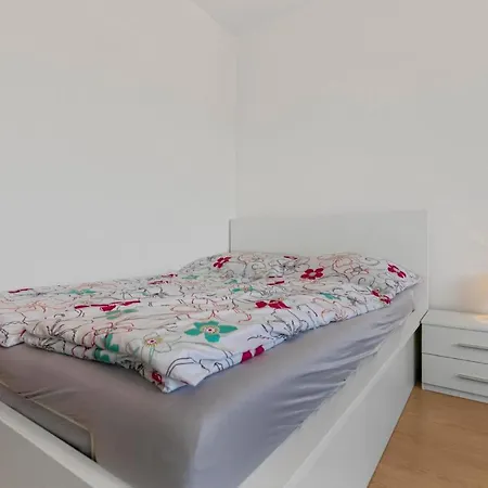 Apartment 20 Minutes From Center W Netflix, Coffee Or Tea & Parking