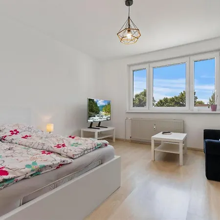 20 Minutes From Center W Netflix, Coffee Or Tea & Parking Pressburg